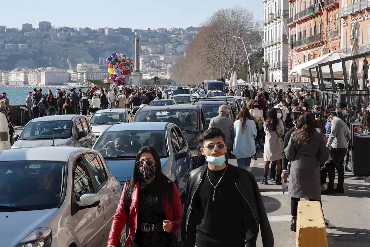 Covid oggi Italia, Pregliasco: 'Presto per allentare regole'