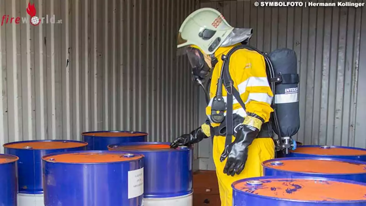 D: Ausgetretenes Nickelhydroxicarbonat aus Lkw verursacht Großeinsatz der Feuerwehr Düsseldorf