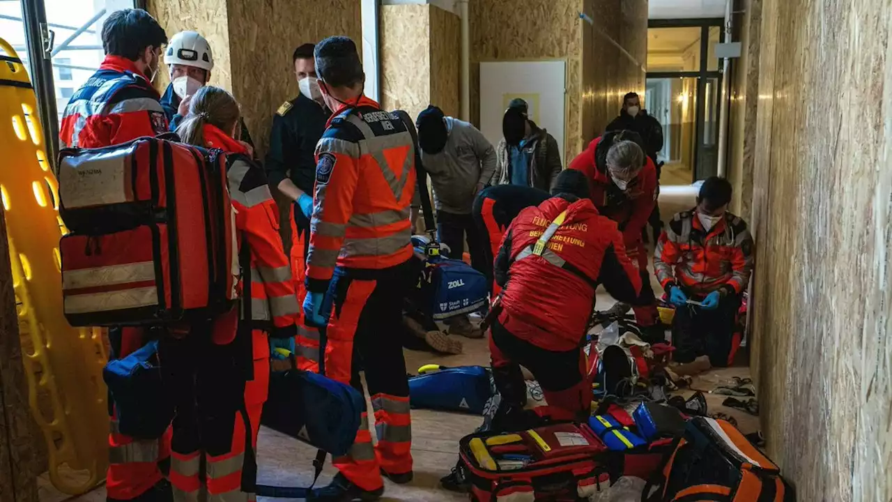 3 Arbeiter mehrere Meter tief in Schacht gestürzt