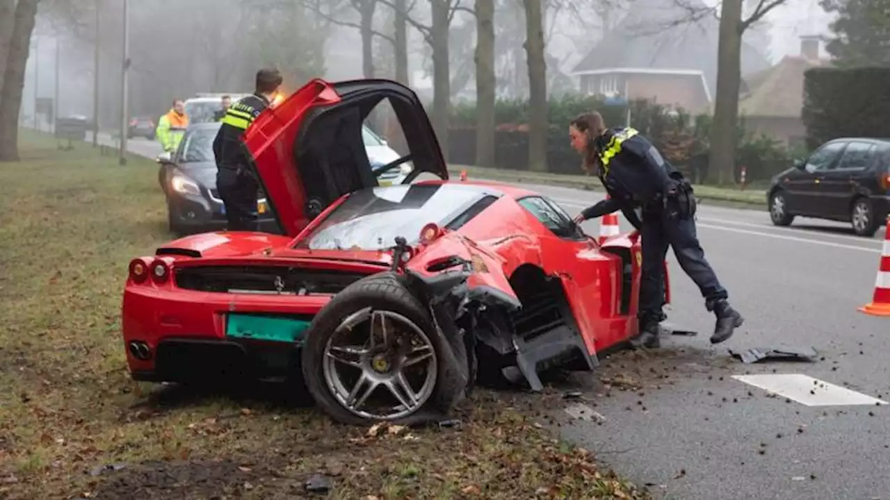 Miljoenen kostende Ferrari in de prak na ongeluk in Baarn