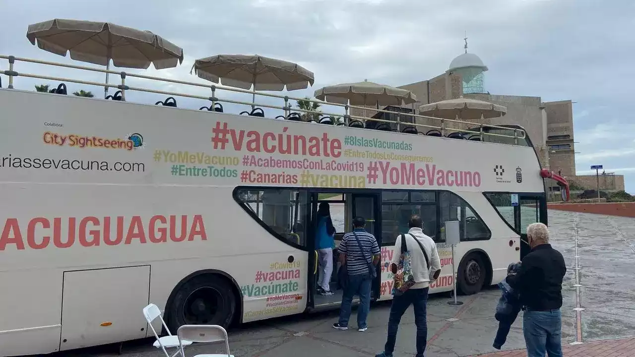 El bochornoso momento en que una negacionista increpa a gritos a una vacuguagua en Gran Canaria