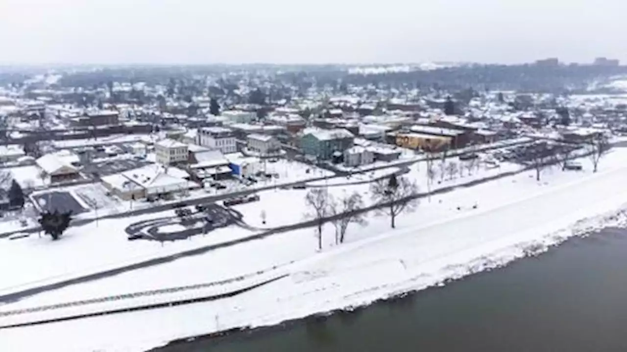 Winter storm halts motorists, grounds planes in US, Canada