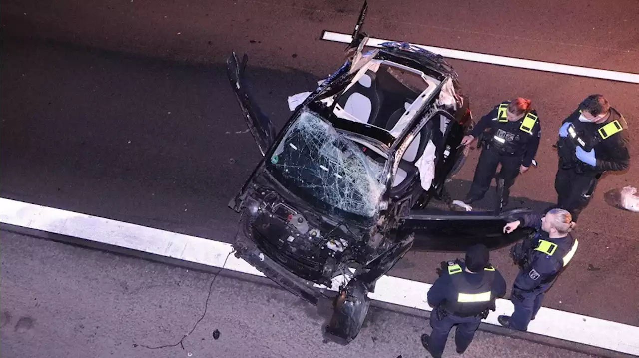 Aus diesem Wrack auf der A113 kam der Fahrer (61) lebend heraus