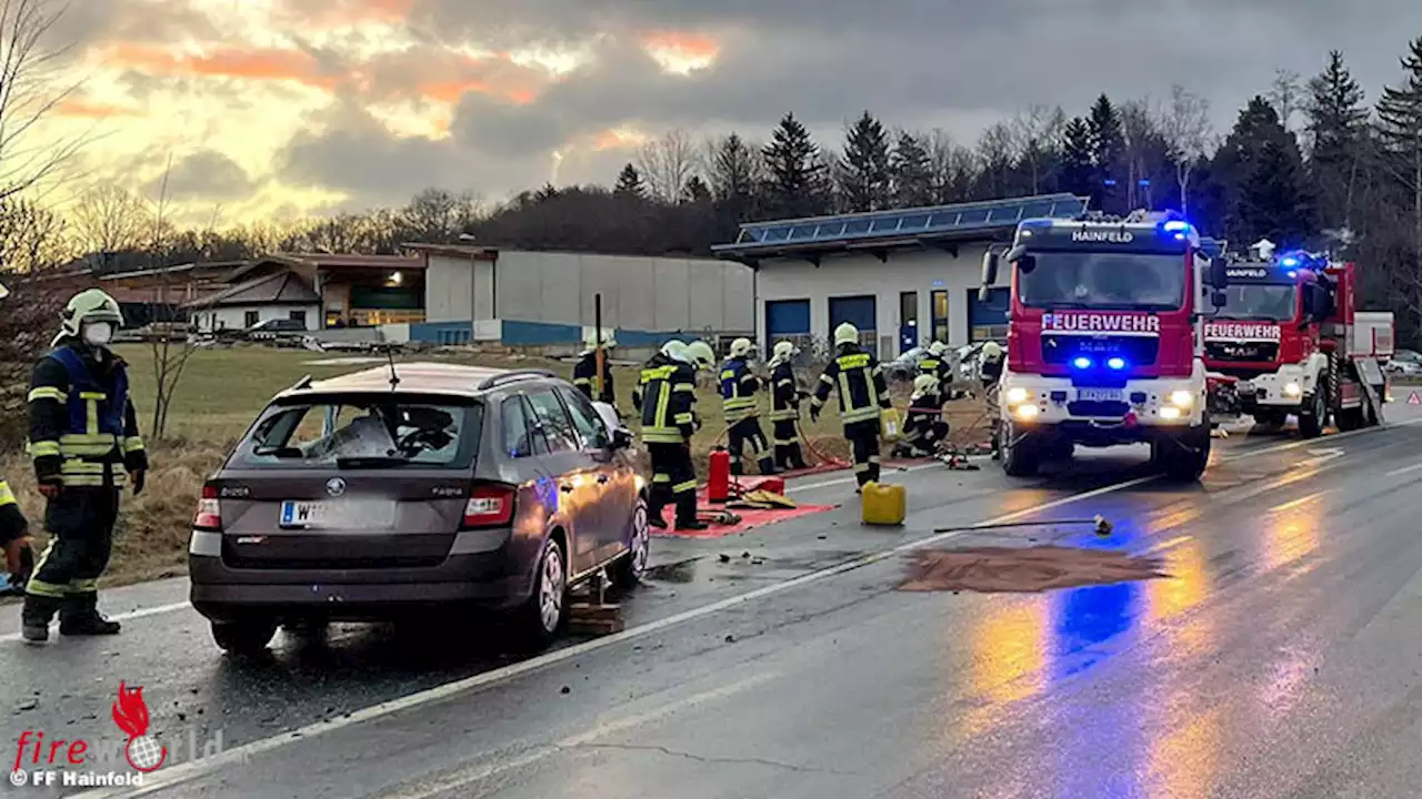 Nö: Pkw kracht in Lilienfeld gegen ausgefahren Lkw-Stütze → Personenrettung