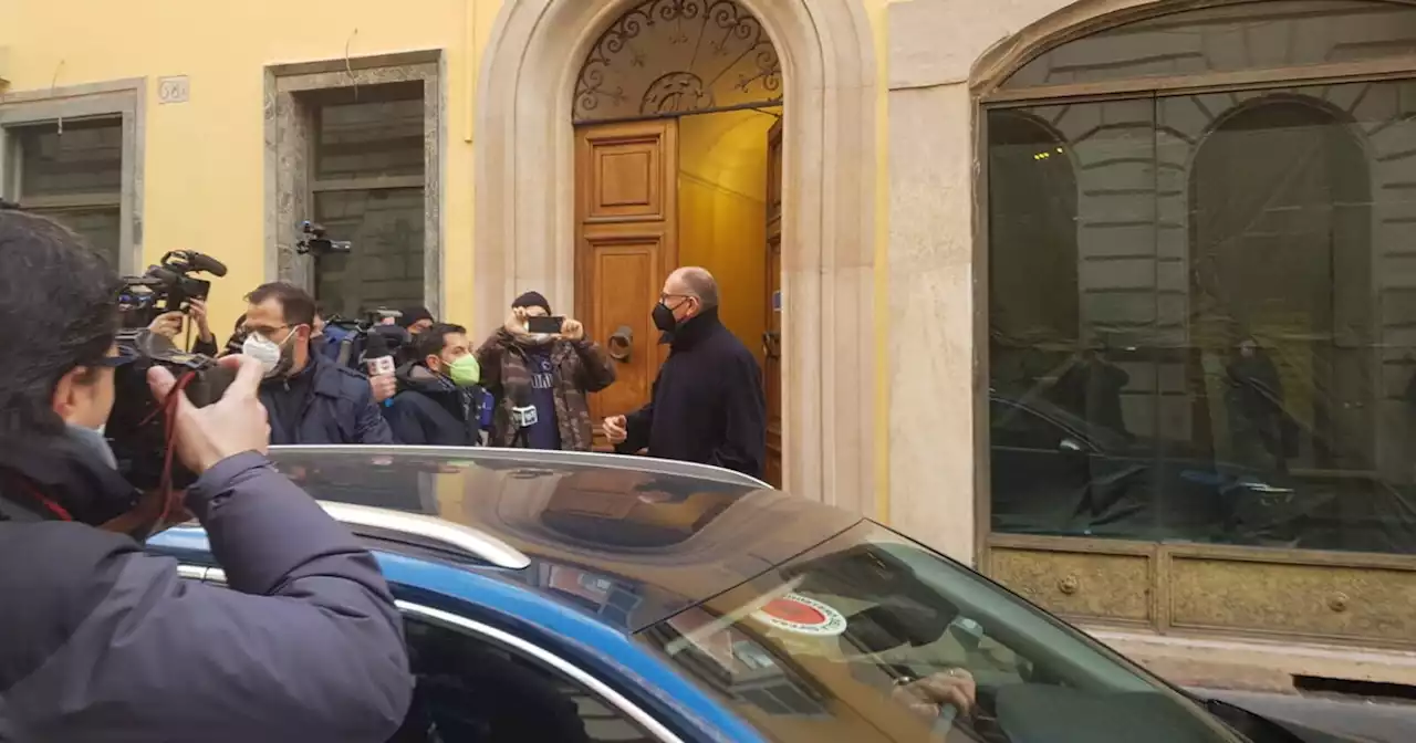 Letta a casa di Conte per sostenere Draghi. Ma intanto Pd e M5s si spaccano alla Camera