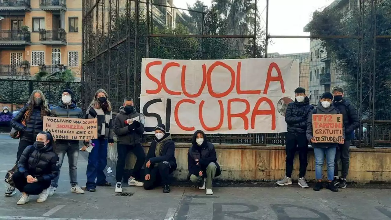 Gli studenti dell’Archimede-Pacinotti restano fuori dalle aule: “Vogliamo una scuola sicura”