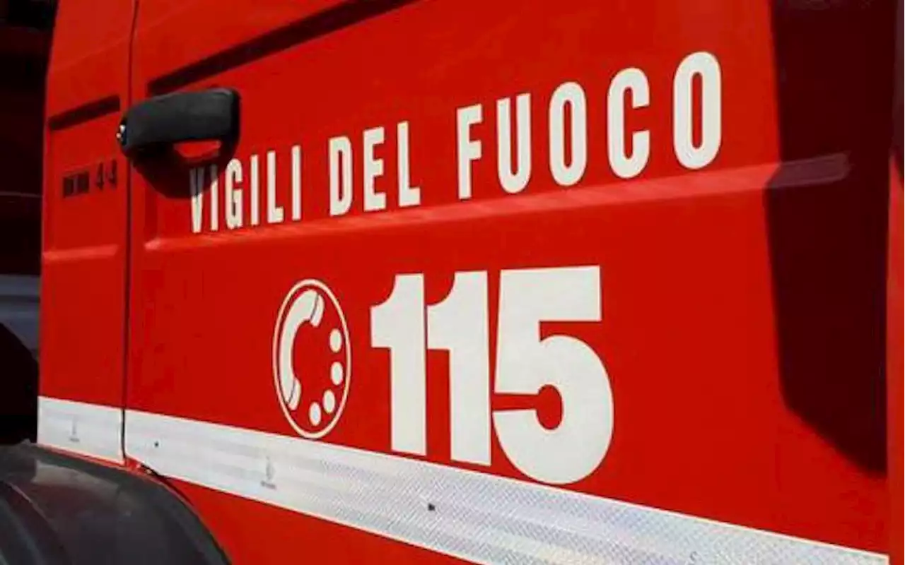 Due auto in fiamme in centro a Pavia, avviata indagine