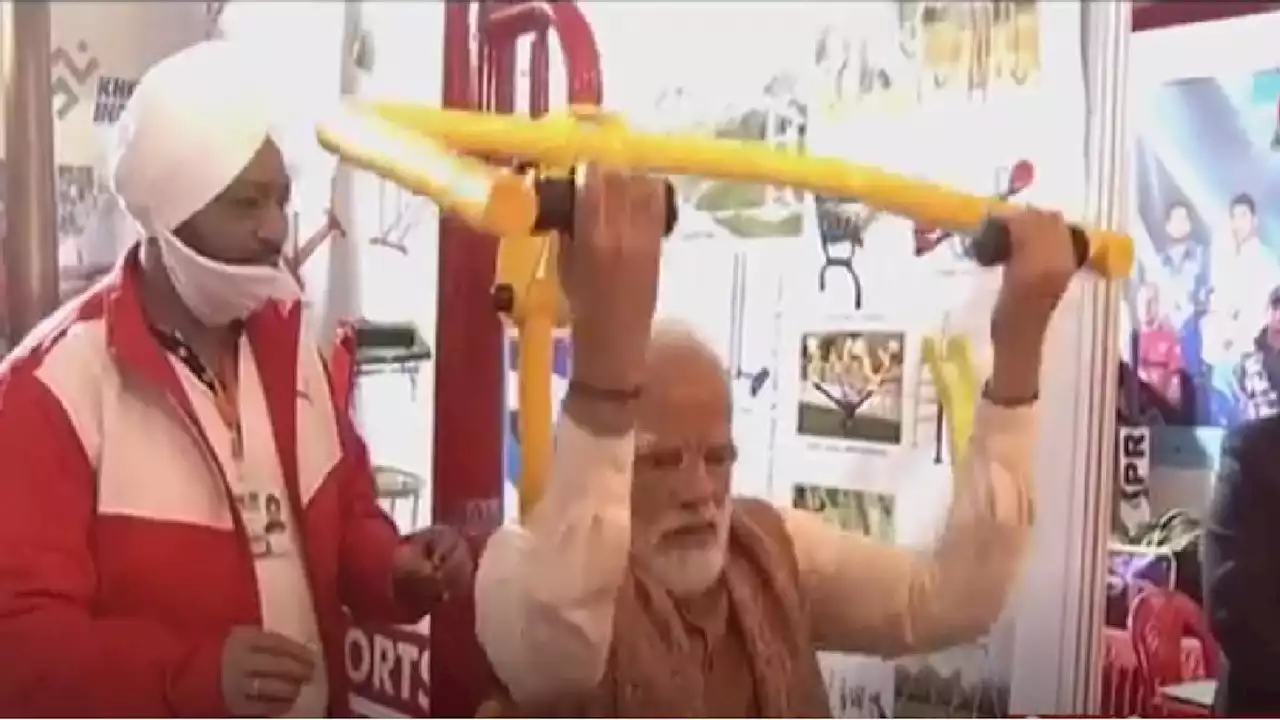 PM मोदी ने जिम में आजमाया हाथ, मेरठ में Sports university का शिलान्यास, Video