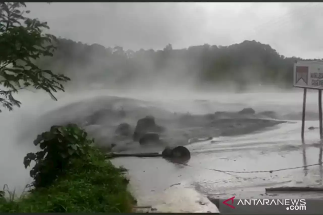 Dua warga terjebak banjir lahar dingin Gunung Semeru