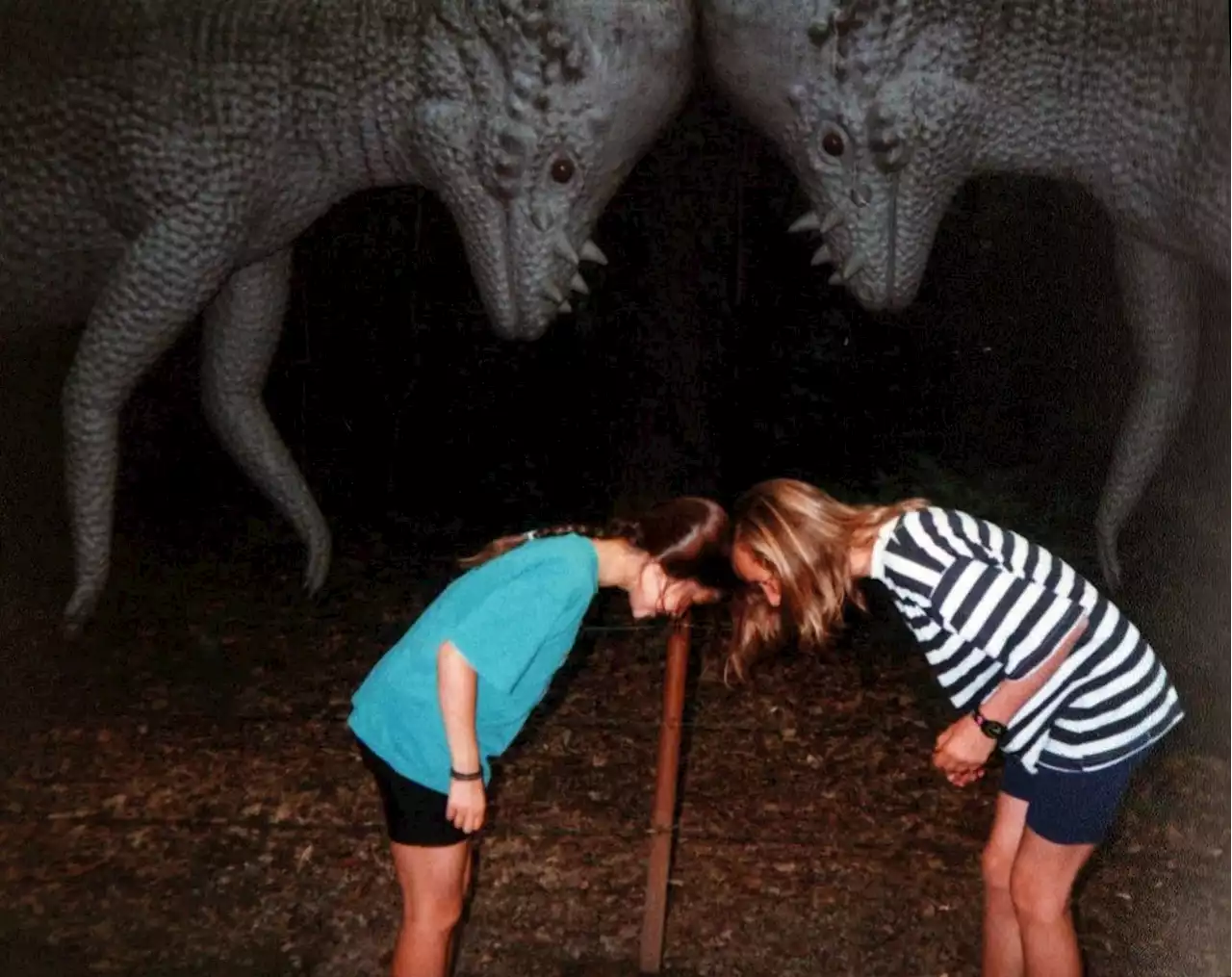 Fotos von Kindern und Dinosauriern in der (Ex-)DDR: Gruß aus einer anderen Welt