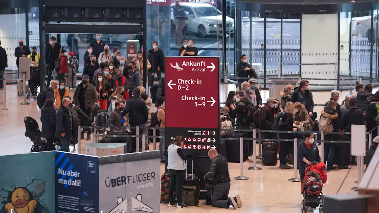 Längere Warteschlangen, aber kein Rückreise-Chaos am BER