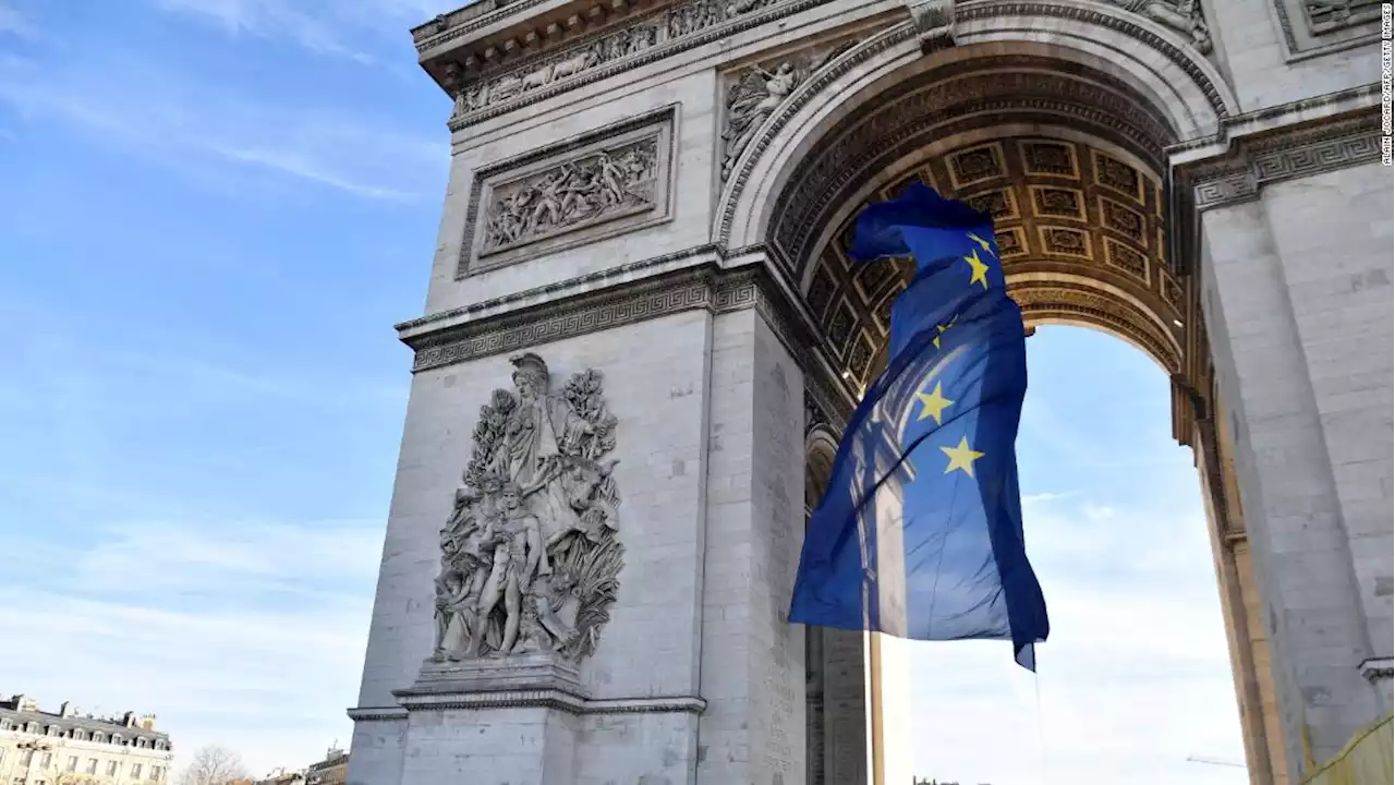 EU flag removed from Arc de Triomphe after causing stir