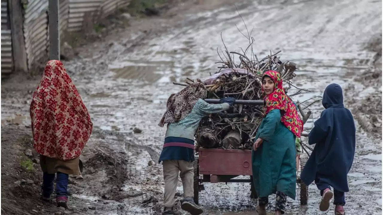 Weather Alert: इन राज्यों में भारी बारिश की चेतावनी, उत्तर भारत में बर्फबारी से बढ़ेगी ठंड