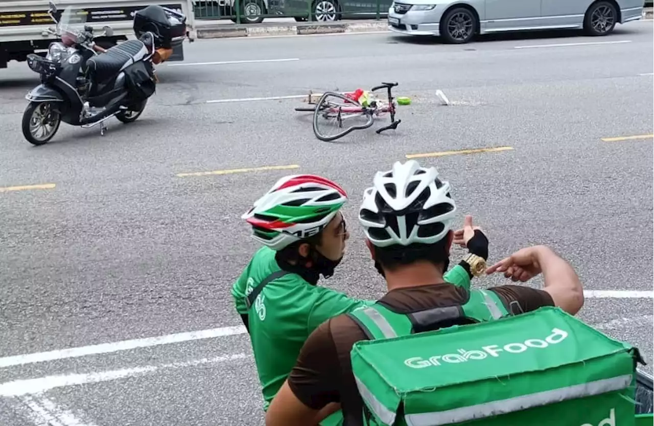 Delivery rider jumps in to assist Grab cyclist who got into accident with taxi - The Independent Singapore News
