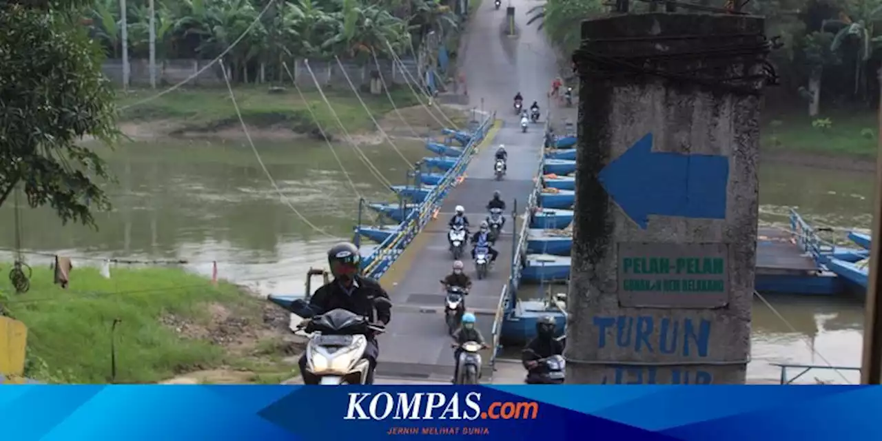 [FOTO] Jembatan Perahu Ponton di Karawang yang Beromzet Rp 20 Juta Sehari