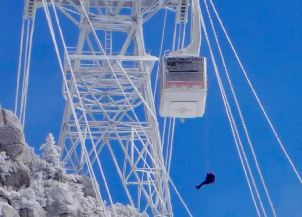 21 people rescued after a freezing night stranded in aerial tram cars