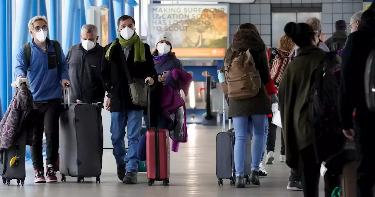 United Airlines offers triple pay to pilots amid travel chaos