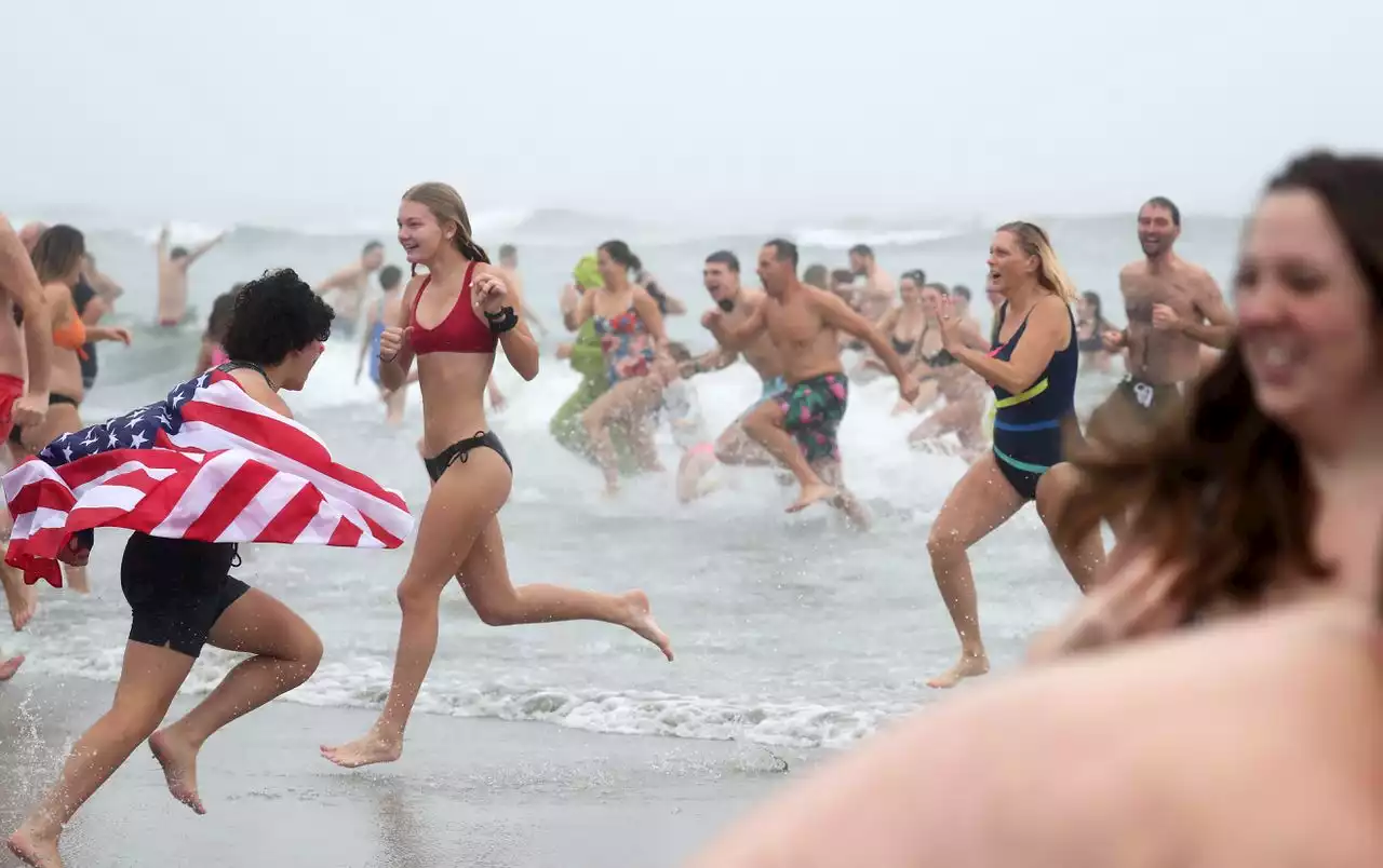 Brrr! Hundreds ring in new year with frigid romp at Brigantine Polar Bear Plunge (PHOTOS)