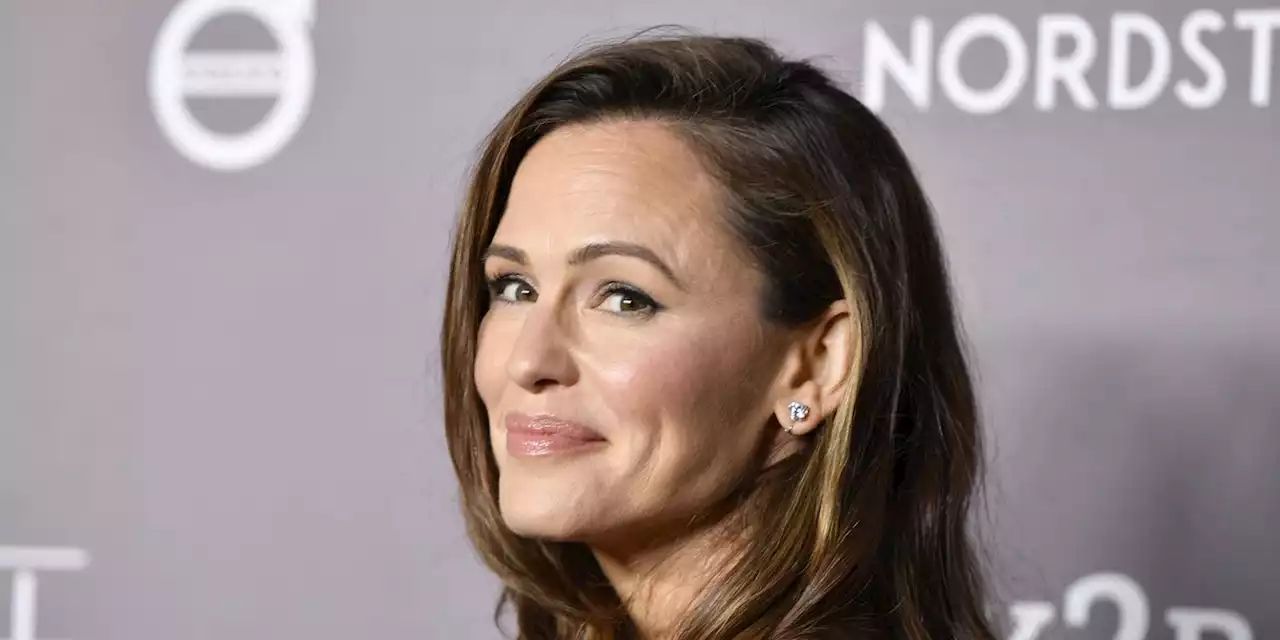 Jennifer Garner Shares the $8 Lengthening Mascara She Uses to Create Defined, Wispy Lashes