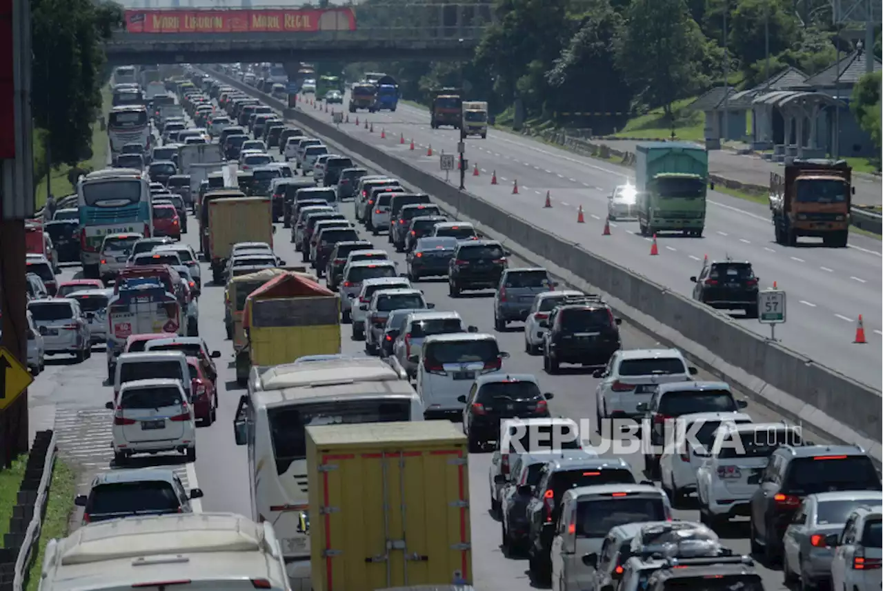 Urai Kepadatan, Tol Japek |em|Contraflow|/em| Sepanjang 18 Km |Republika Online