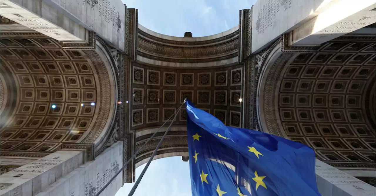 EU flag removed from Arc de Triomphe after causing stir