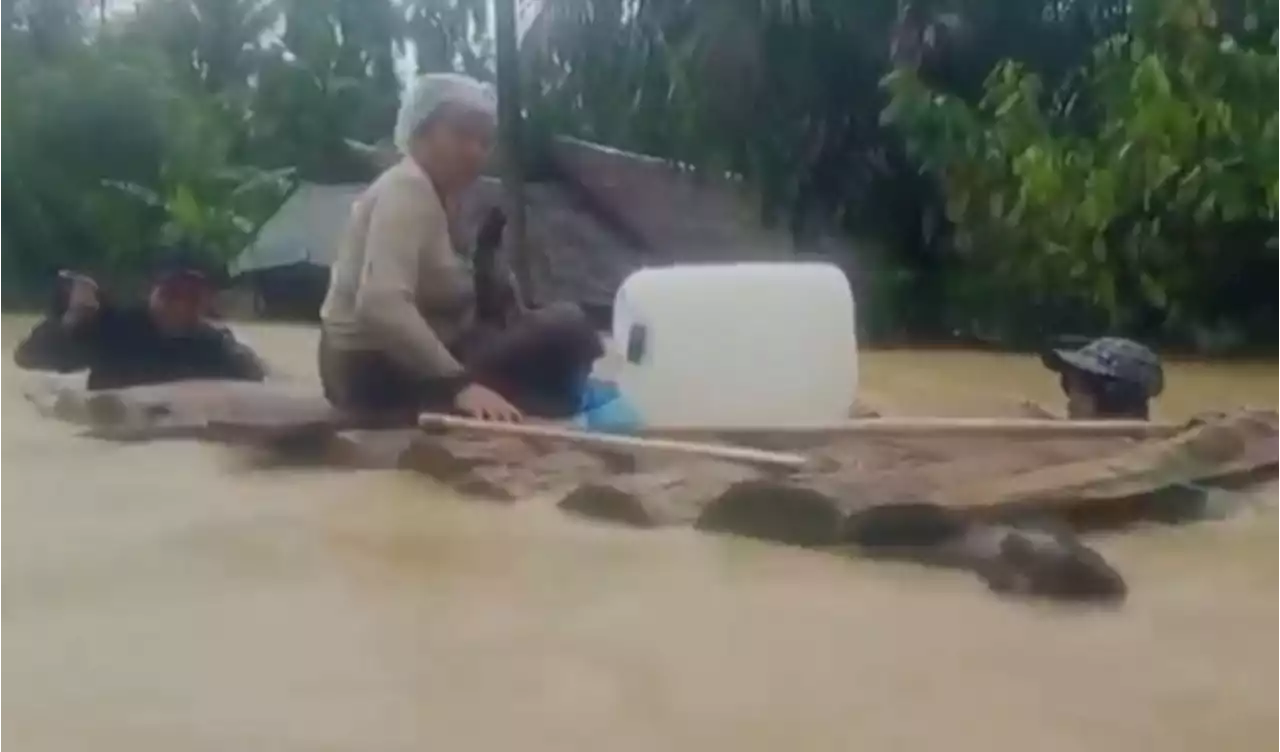 Banjir Aceh Timur Makin Parah, Evakuasi Korban Pakai Rakit Bambu