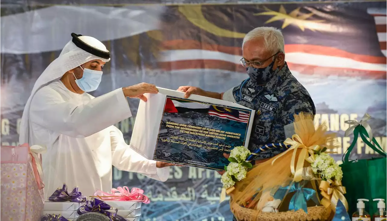 Floods: Bakat distributes aid provided by UAE to affected personnel, civilians