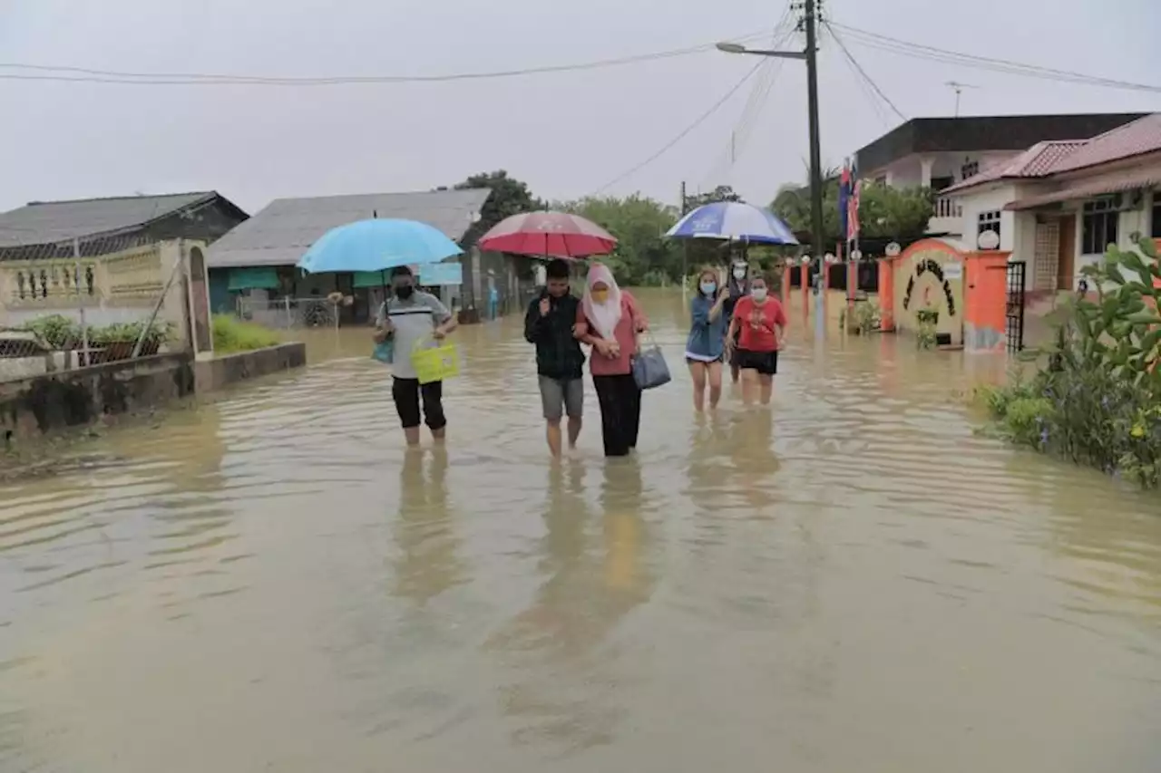 Heavy rain causes floods in seven Malaysian states; more people evacuated