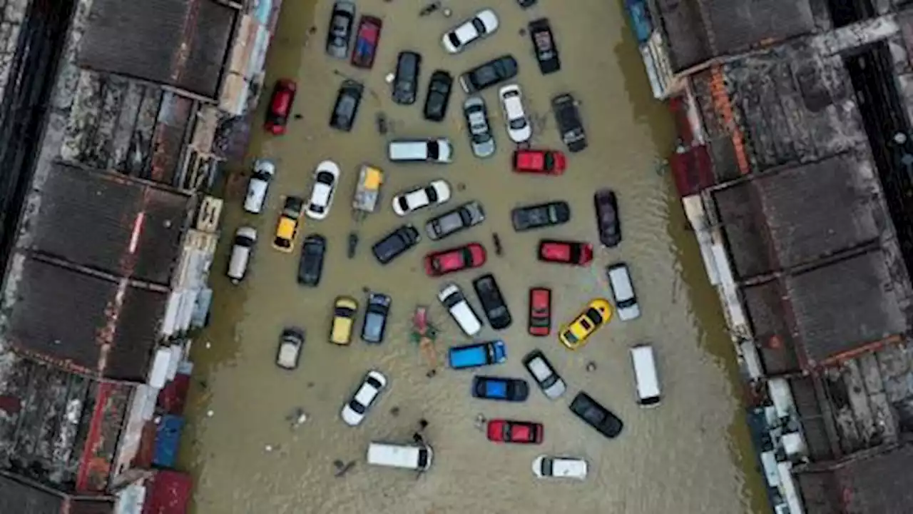 Thousands more evacuated as fresh floods hit Malaysia