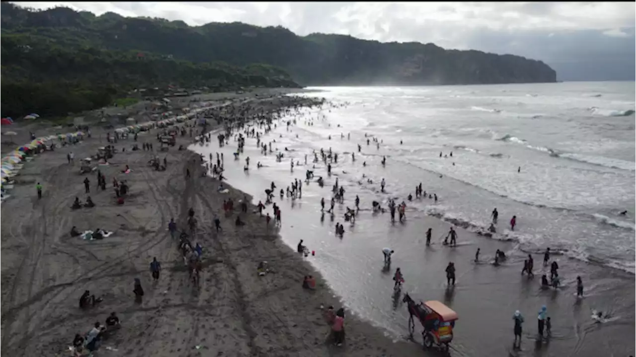 Libur Tahun Baru, Ribuan Pengunjung Padati Pantai Parangtritis Jogja