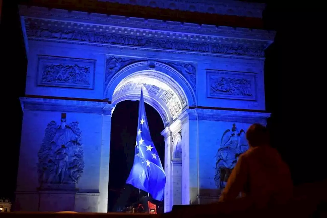 France removes EU flag from Arc de Triomphe after rightwing uproar