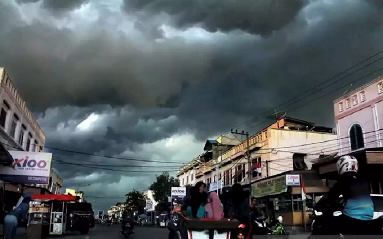 Cuaca Jakarta Siang dan Malam Ini, Hujan Disertai Petir dan Angin Kencang | Jakarta Bisnis.com