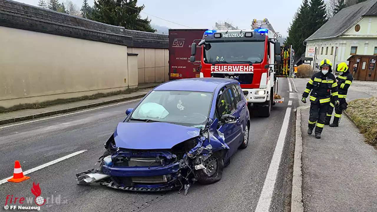 Oö: Aufräumarbeiten nach Pkw-Kollision mit Mauer auf der Voralpenbundesstraße in Sierning