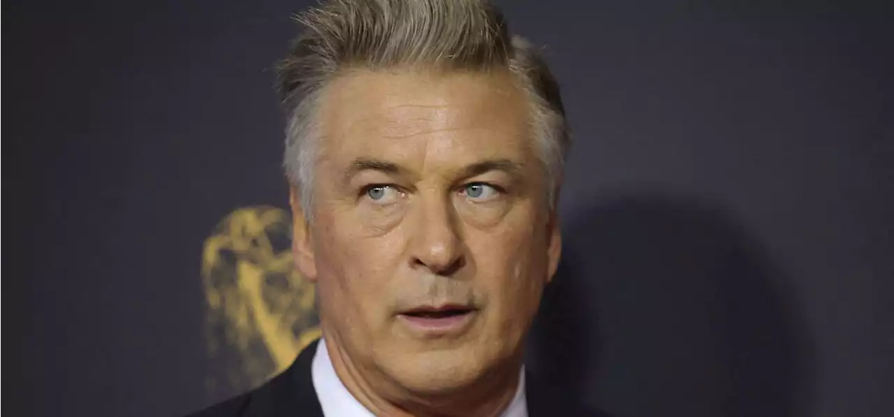 Altri guai per Alec Baldwin: denunciato dalla famiglia di un marine morto a Kabul