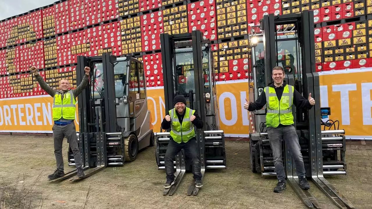 Muur van bierkratten langs de A67 om aan personeel te komen: 'Het werkt'