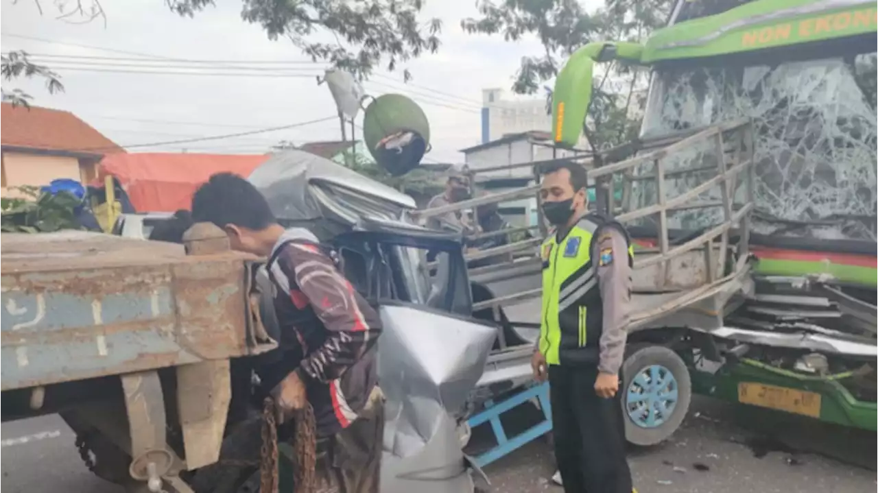 Diduga Sopir Bus Mengantuk, Kecelakaan Beruntun Akibatkan Mobil Pick Up Hancur