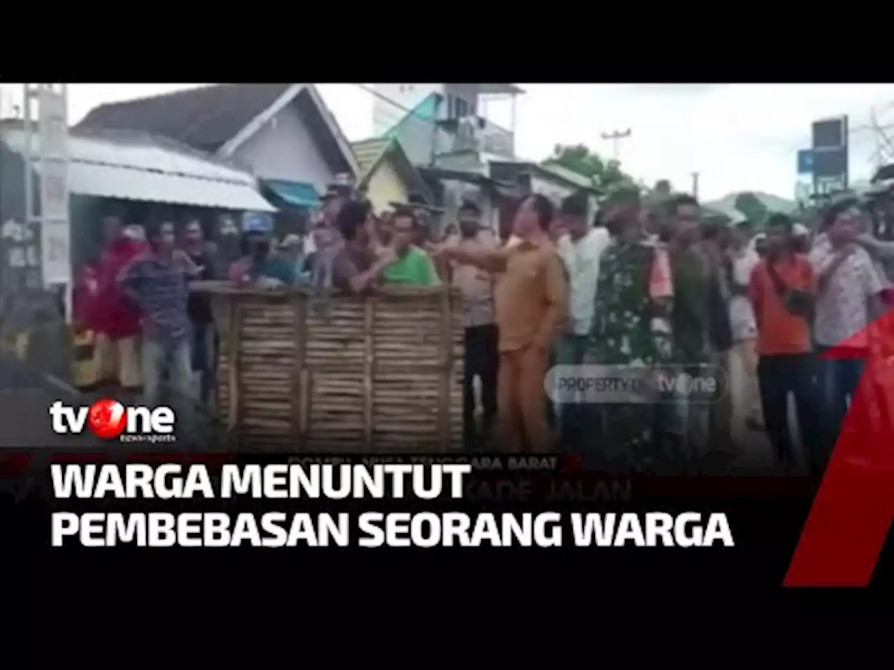 Tuntut Pembebasan Seorang Warga, Puluhan Warga Desa Blokade Jalan - tvOne