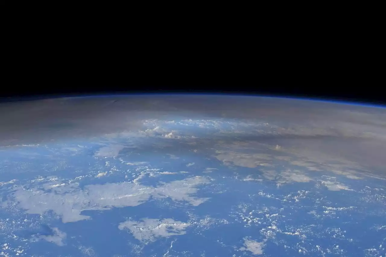 Astronaut photos show Tongan ash cloud in Earth’s atmosphere | Digital Trends