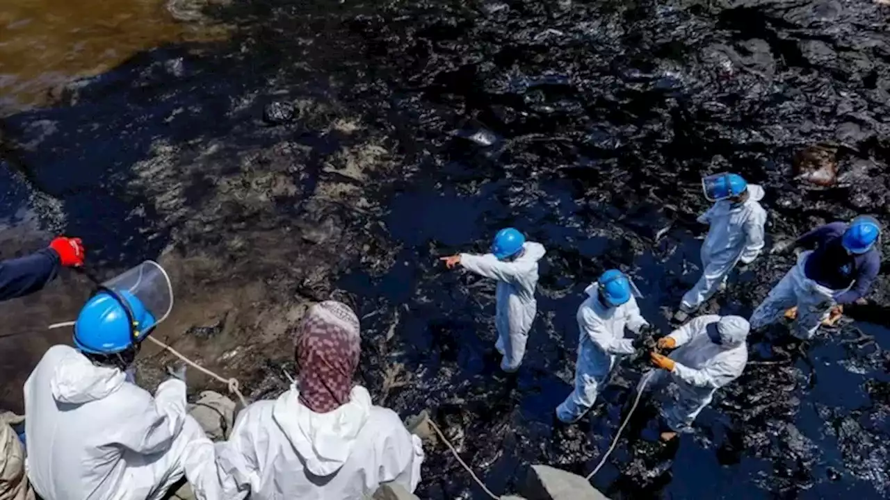 Tonga: el grave derrame de petróleo en la costa de Perú a causa de la erupción del volcán y el tsunami