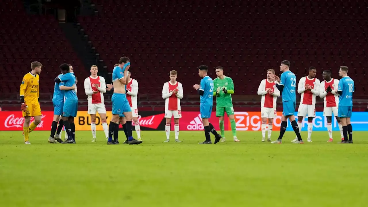 Prachtig: Ajax vormt een erehaag voor Excelsior Maassluis-invaller Devin Plank |3