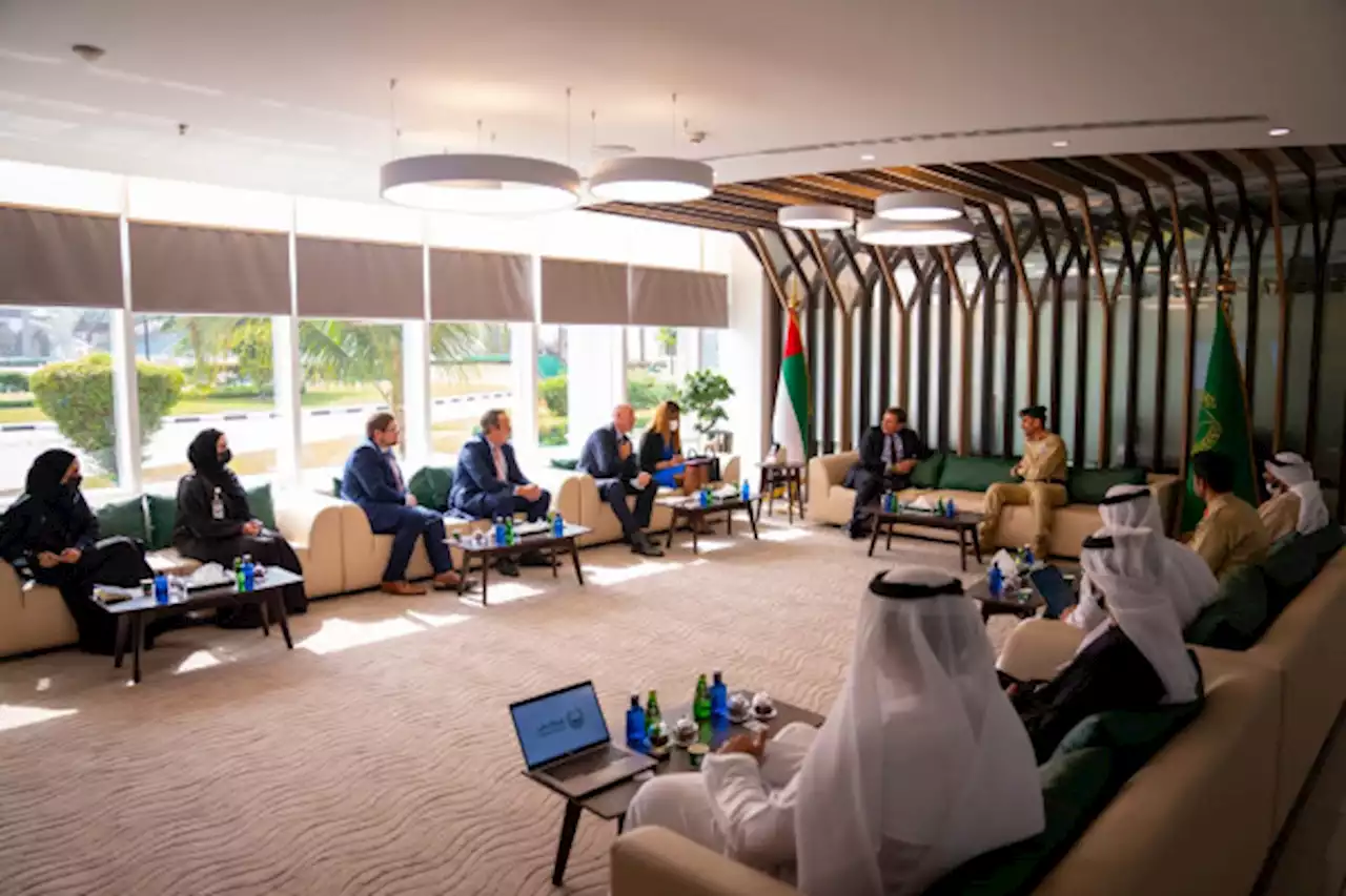 شرطة دبي تبحث التعاون بمجال مكافحة الجرائم الاليكترونية مع وفد بريطاني
