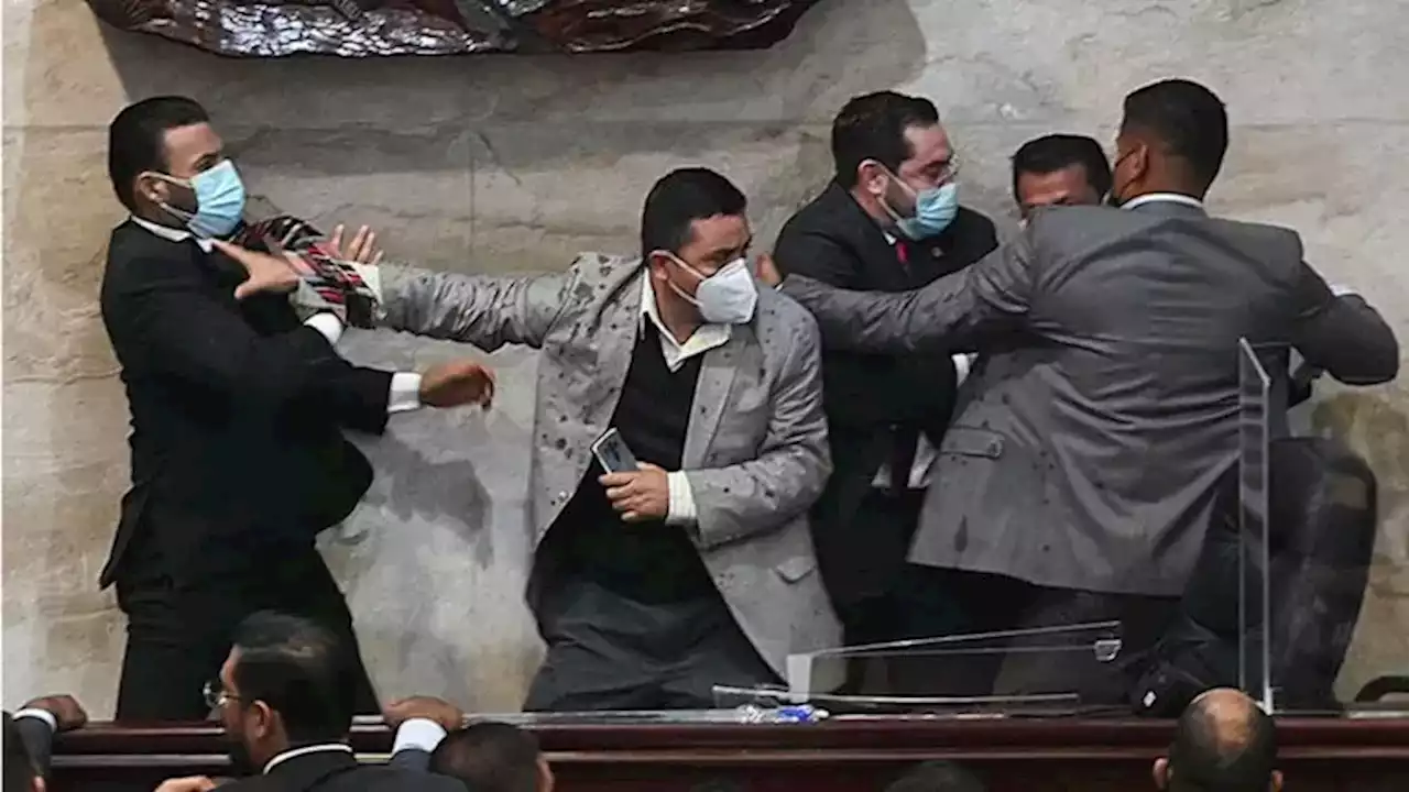 Video: diputados se agarraron a las piñas en el Congreso de Honduras y la sesión terminó en caos