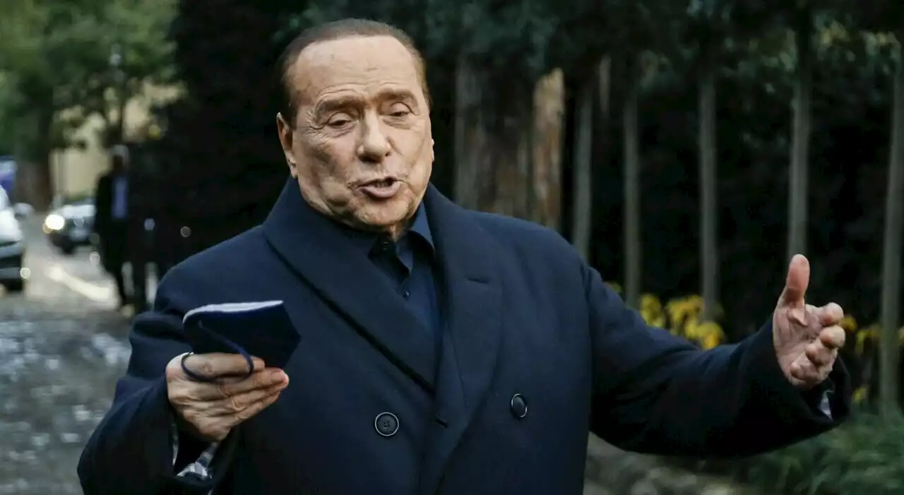 Quirinale, Berlusconi fa un passo indietro: «Non ci sono i numeri. Ma Draghi deve rimanere premier»