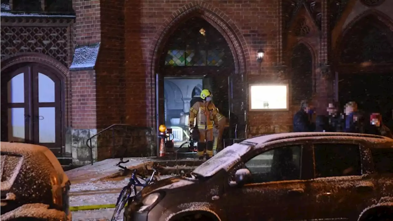 Prenzlauer Berg: Brand in Kirche - Jarasch zeigt sich erschüttert