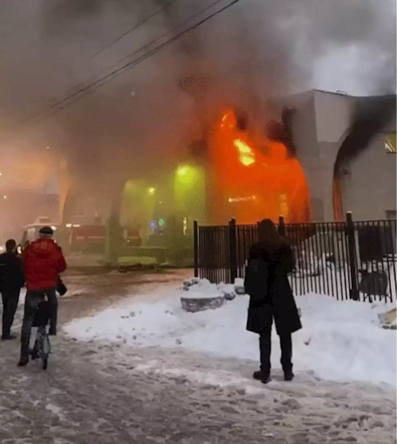 В Петербурге ликвидировали открытое горение в офисе над кассами метро