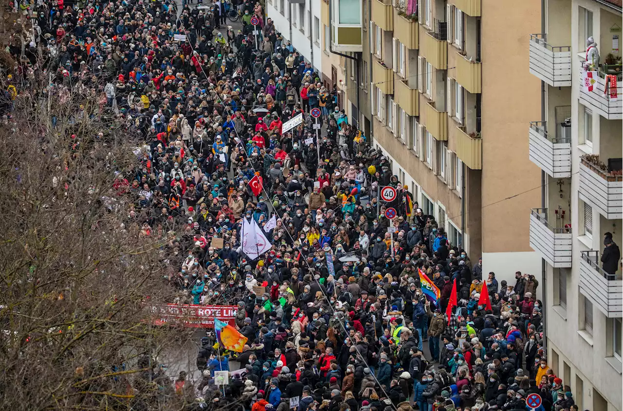 Covid-19 - Wieder bundesweite Proteste gegen Corona-Politik - Demonstration auch vor dem SWR