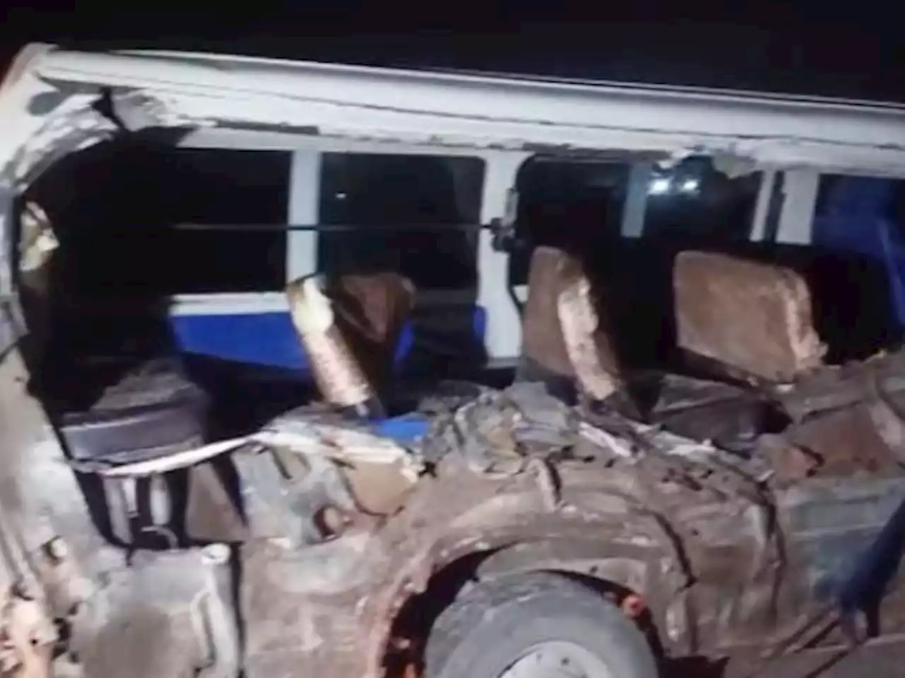 لاہور؛ مسافر وین حادثے میں چار کمسن بچوں سمیت 6 جاں بحق - ایکسپریس اردو