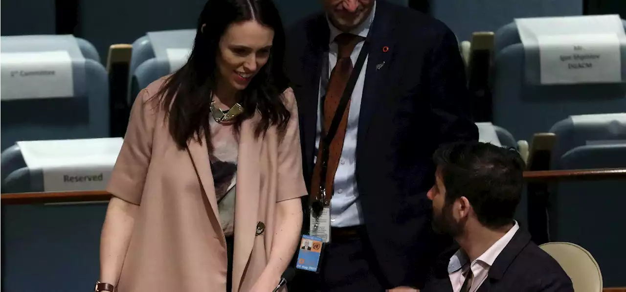 Covid, la premier neozelandese Ardern rinvia le nozze. Risale l’allarme a Pechino a due settimane dai Giochi