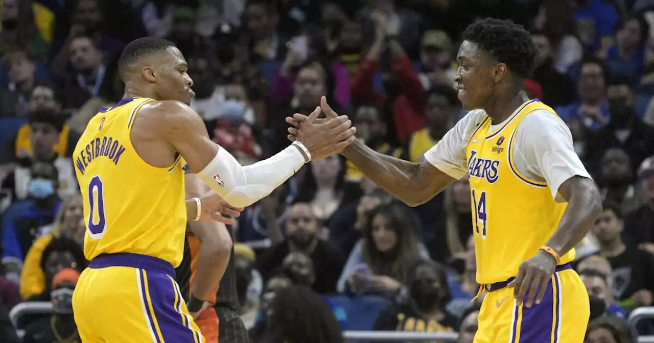 Lakers coach makes all the right moves to beat Magic in opener of road trip