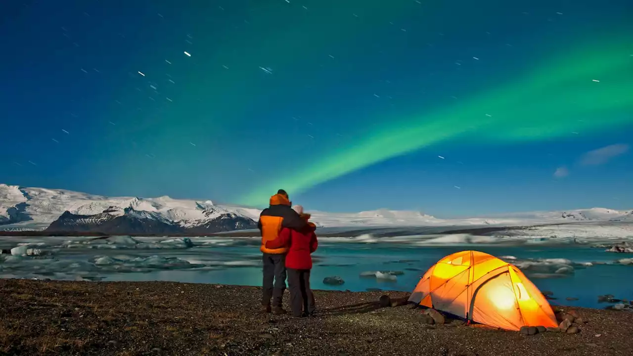 Im Zauber des Nordlichts: Flimmernde Polarlichter am Himmel über Island